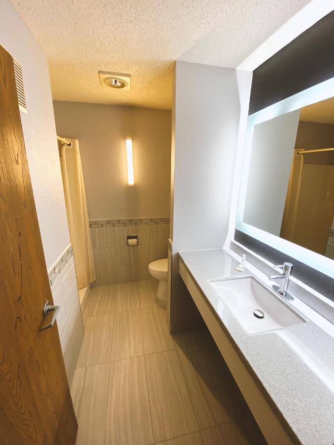 Coratel Inn & Suites By Jasper Hastings ภายนอก รูปภาพ