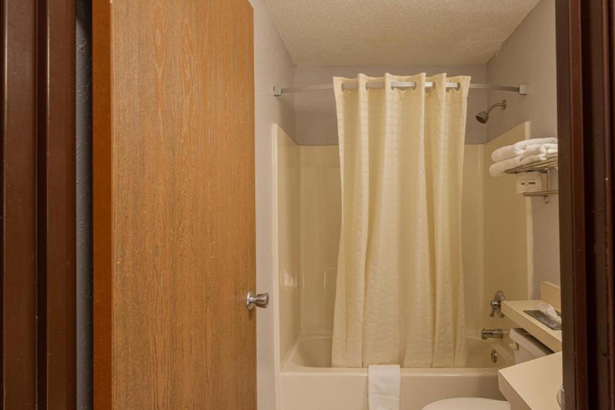 Coratel Inn & Suites By Jasper Hastings ภายนอก รูปภาพ